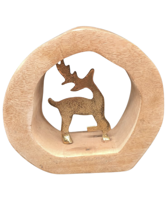 Edler Hirsch im Holzring – goldfarbenes Aluminium auf Mangoholz | 17×17×6 cm